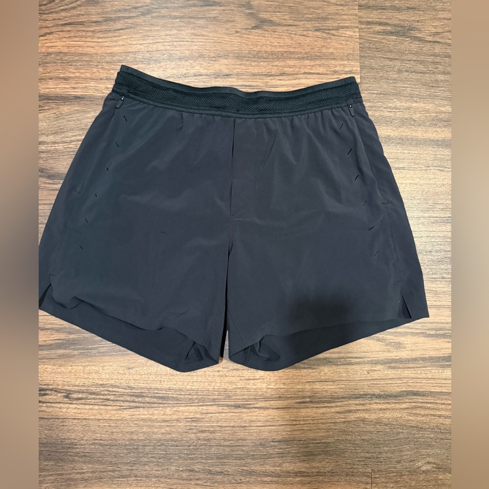 Ten Thousand 5” Lined Session Short. Size Small.